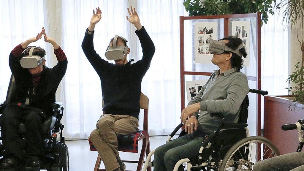 Personnes en situation de handicap vivant un expérience immersive en réalité virtuelle lors de la co-expérience Ouest Médias et Oseos
