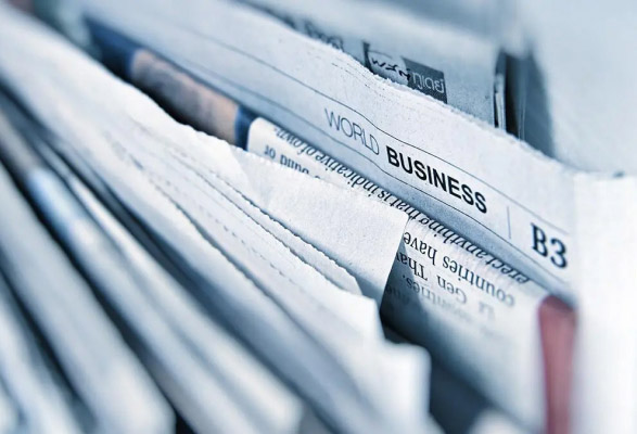 Photo représentant des quotidiens de presse papier avec la mention World business en haut d'une page