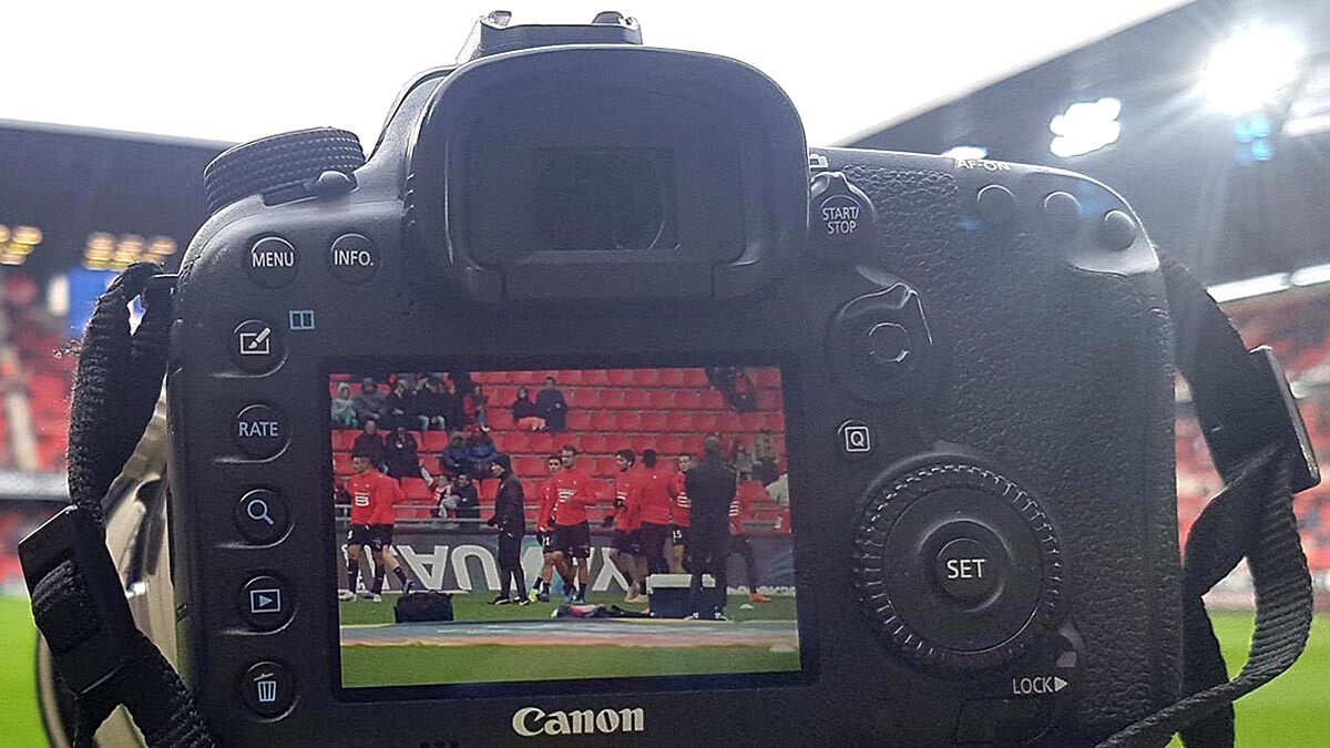 Vue de l'arrière d'un boîtier photo Canon pro avant un match du Stade Rennais en Ligue 1