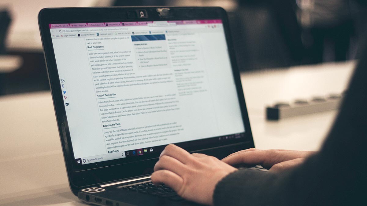Photo montrant une personne en train de rédiger un article de blog de site internet sur un ordinateur portable