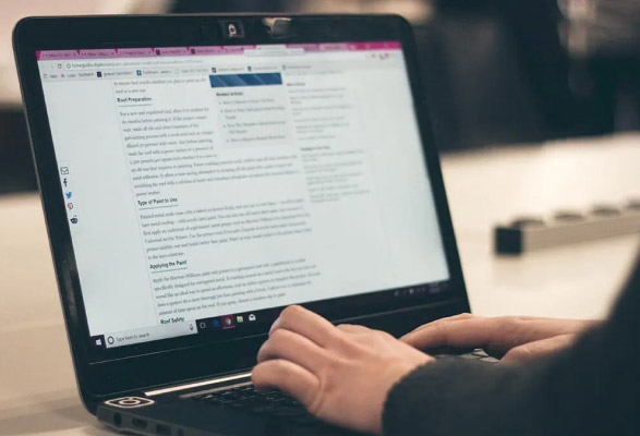 Photo montrant une personne en train de rédiger un article de blog de site internet sur un ordinateur portable