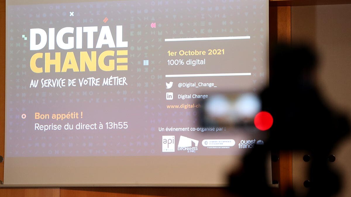 Ecran de preséntation de Digital Change 2021 projeté sur un écran géant