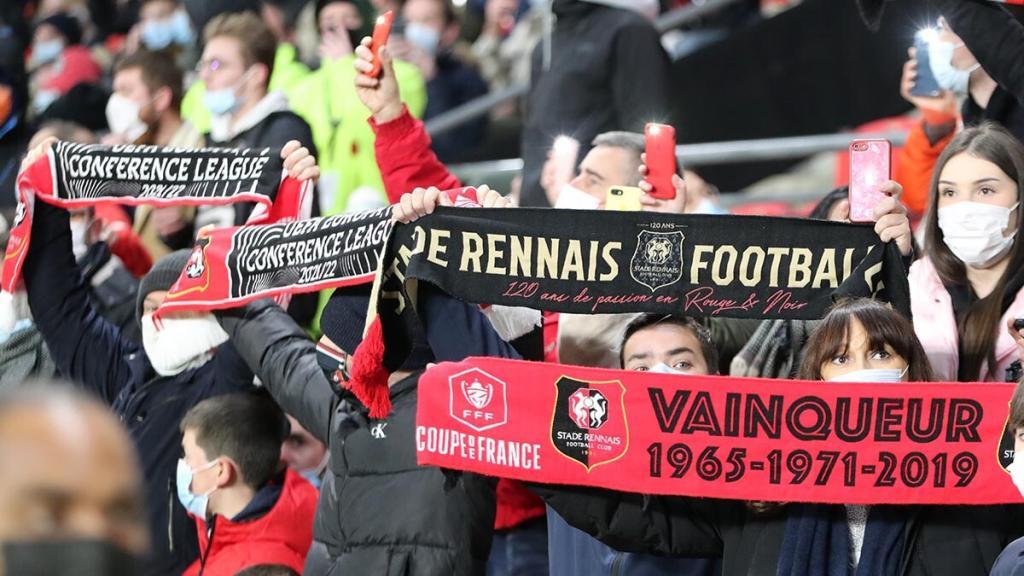 Supporters du Stade Rennais avant un match au Roazhon Park brandissant des écharpes aux couleurs de leur club pendant l'hymne breton