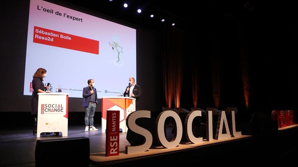 Sur la scène de Social Change Nantes à La Cité des Congrès, le 14/12/21, témoignage RSE de l'artisan boulanger Frédéric Brangeon (au centre) avec Marion Andro (à gauche) et Sbastien Bolle (à droite)