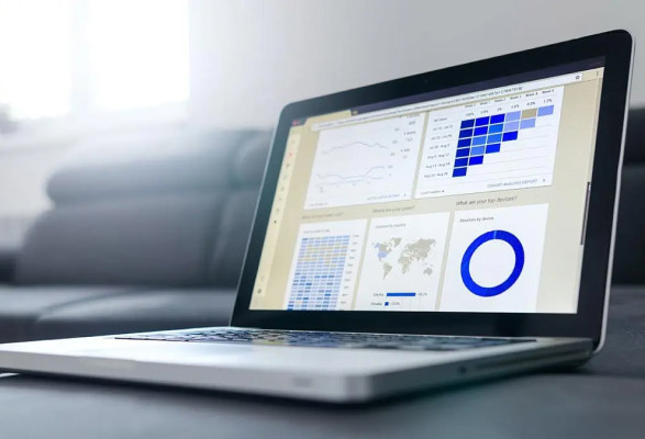 Ordinateur portable avec un écran Google Analytics affiché