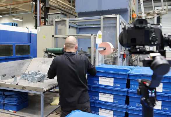 Tournage vidéo Ouest Médias sur une ligne de production dans une usine en vue de créer un module de formation en ligne consacré aux gestes métier