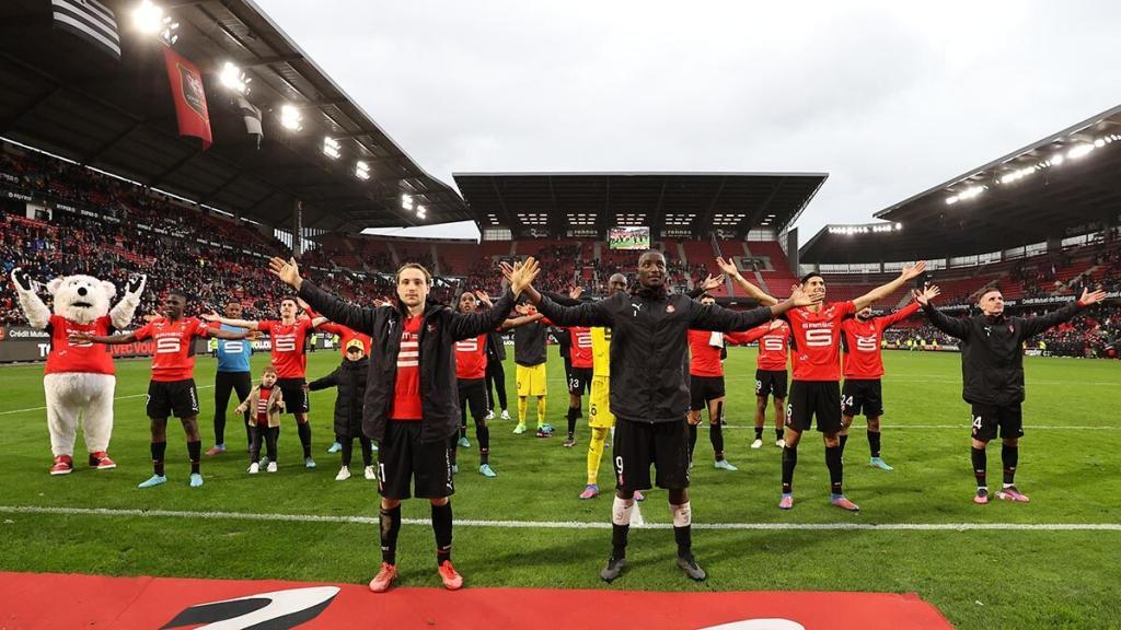 Le clapping des joueurs du Stade Rennais devant les supporters du RCK après la victoire 4-1 face à Troyes lors de la 25e journée de Ligue 1 dimanche 20 février 2022