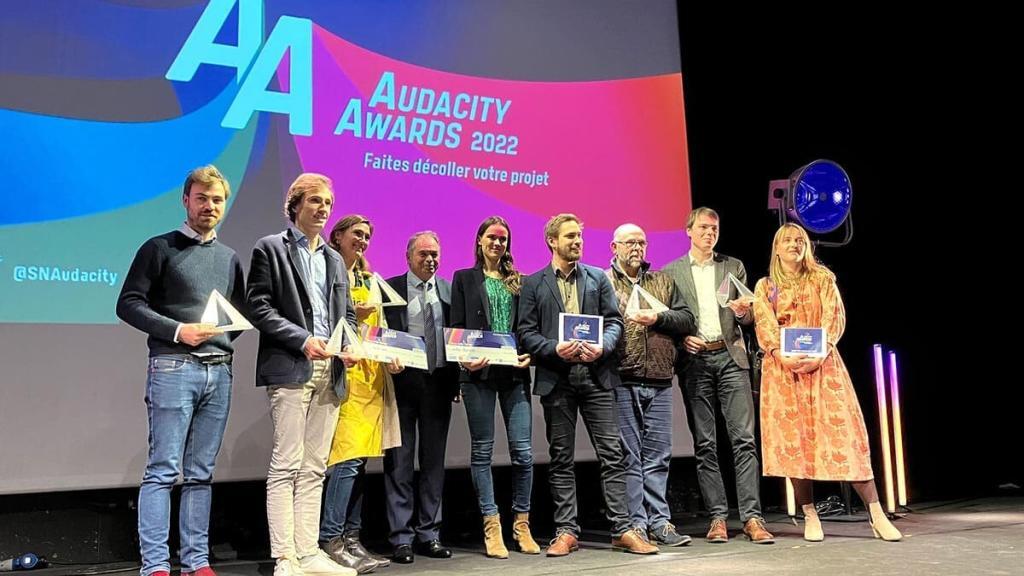 Les lauréats des Audacity Awards 2022 lors de la photo de groupe sur la scène du VIP à Saint-Nazaire