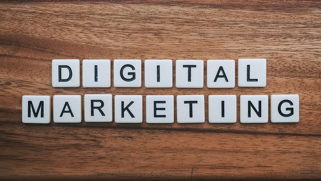 Photo montrant les deux mots digital marketing formés avec des lettres de Scrabble sur une table en bois
