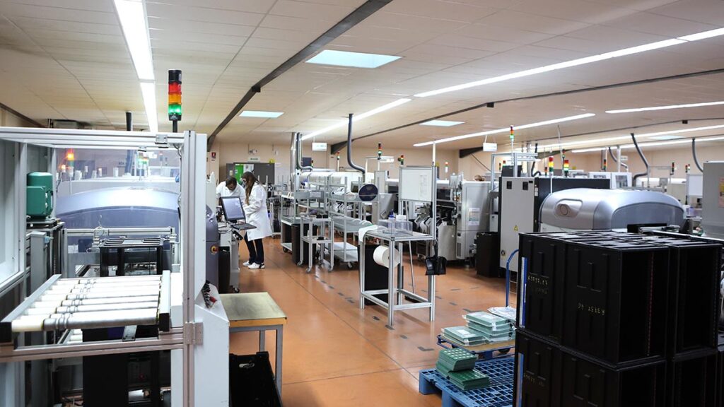 Vue de l'intérieur de l'usine de la SNEES avec deux des trois lignes CMS de production en série de cartes élecroniques