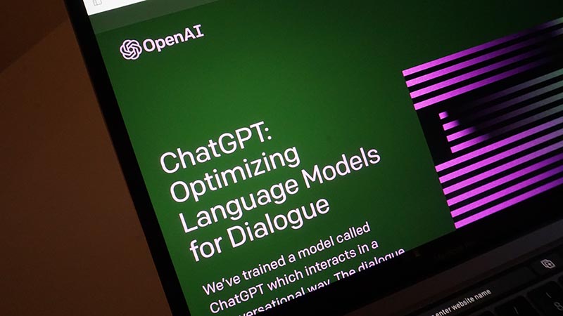 Vue d'un écran d'ordinateur portable avec la page d'accueil de ChatGPT en anglais. Il est écrit : ChatGPT - optimizing Language Models for Dialogue