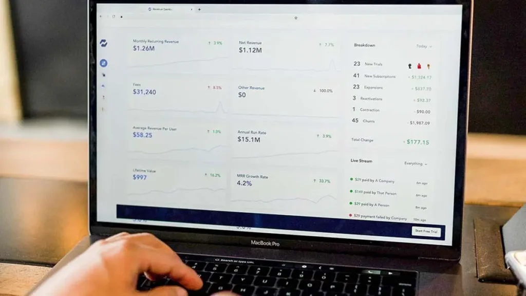 Vue d'un écran de Macbook portable avec affichage de Google Analytics