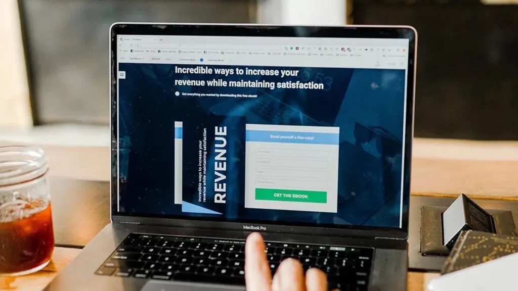 Vue d'un écran d'ordinateur MacBook portable avec à l'écran l'affichage d'une page web ouverte indiquant Incredible ways to increase your revenue while maintaining statisfaction