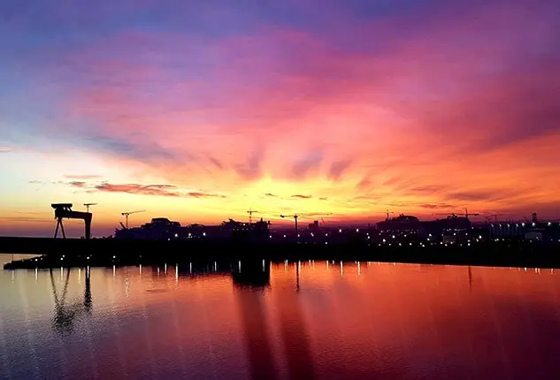 coucher de soleil flamboyant sur l'estuaire de la Loire et les chantiers de l'Atlantique, photo prise du haut du pont de Saint-Nazaire