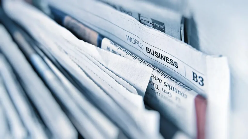 Photo représentant des quotidiens de presse papier avec la mention World business en haut d'une page