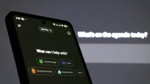 Smartphone à gauche de l'image avec écréan d'accueil ChatGPT et message What can I help with…