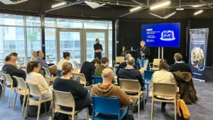 Vue générale de la grande salle du SPI by Blue Lab à Saint-Nazaire durant l'atelier, public vu de haut