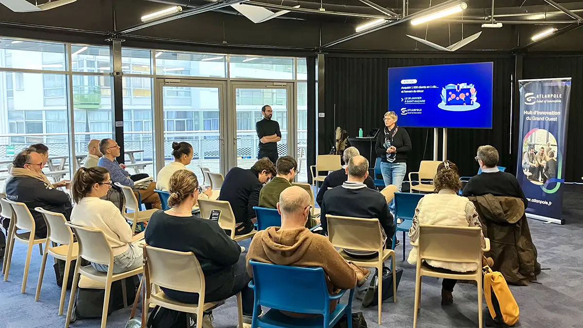 Vue générale de la grande salle du SPI by Blue Lab à Saint-Nazaire durant l'atelier, public vu de haut
